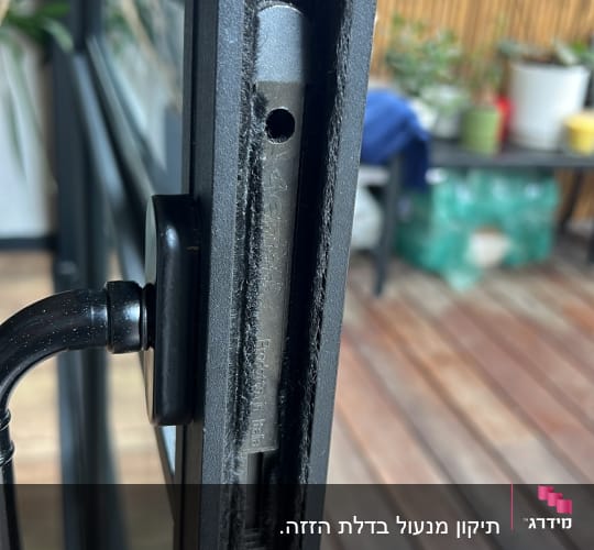 תקריב של מנגנון נעילה בתריס מתכת שחור